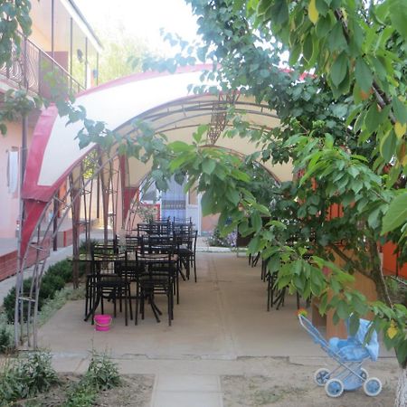 Monte Karlo Hotel Zaliznyi Port Exterior foto