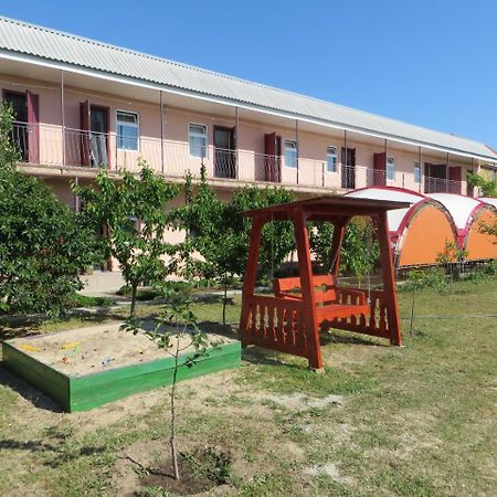 Monte Karlo Hotel Zaliznyi Port Exterior foto
