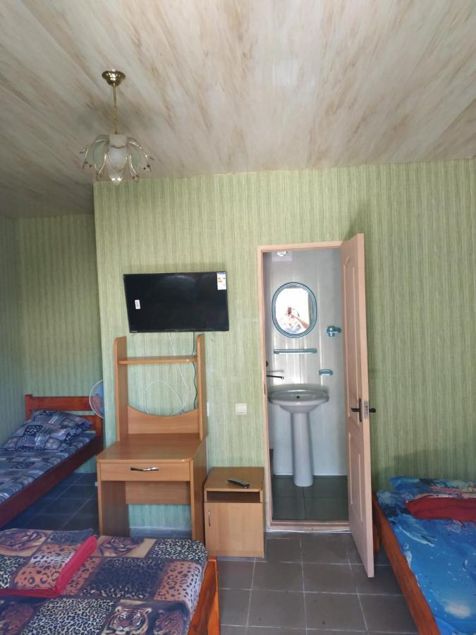 Monte Karlo Hotel Zaliznyi Port Exterior foto
