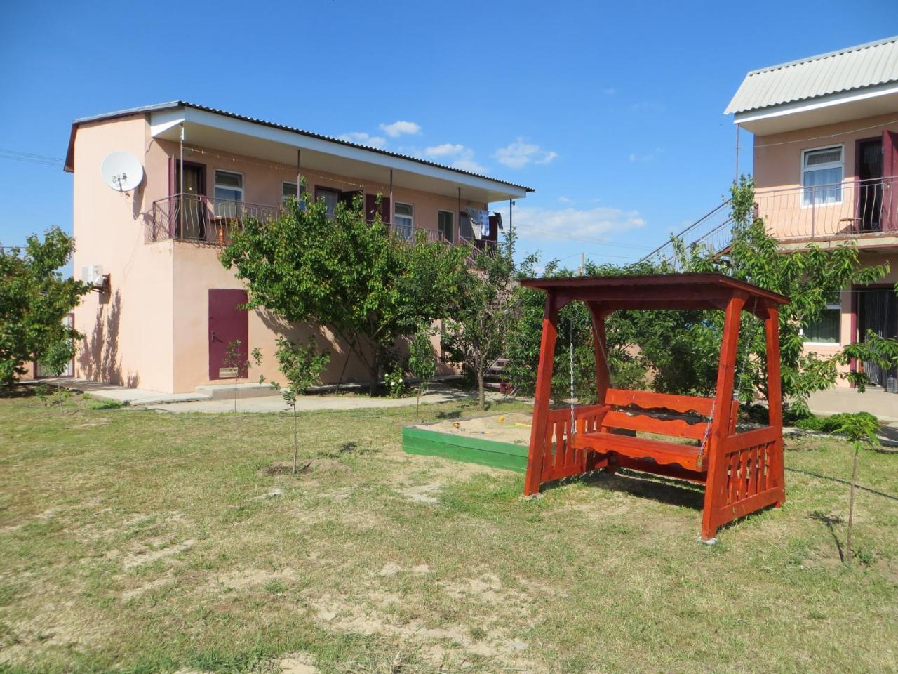 Monte Karlo Hotel Zaliznyi Port Exterior foto