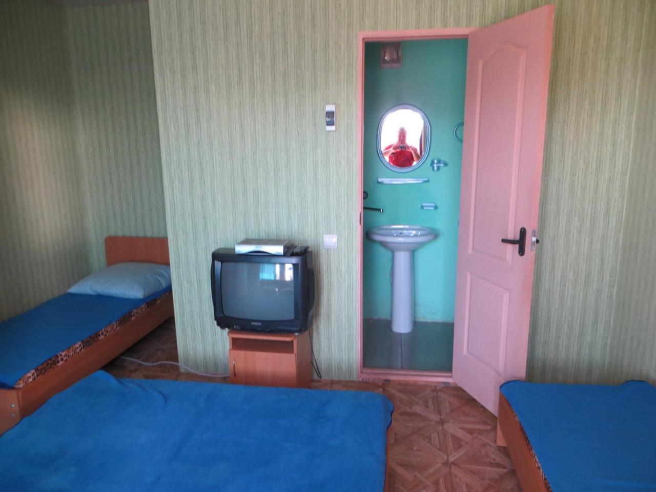 Monte Karlo Hotel Zaliznyi Port Exterior foto
